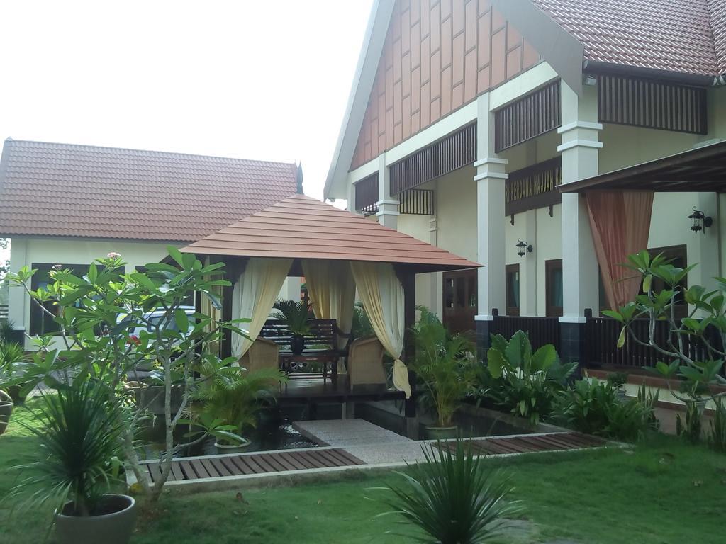 The Manor Beach Resort Besut Кампунг-Куала-Бесут Экстерьер фото